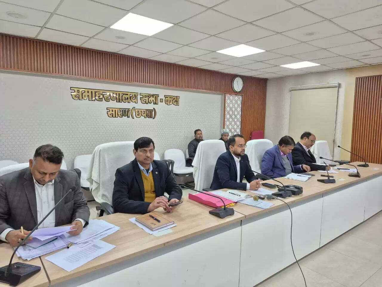 जिलाधिकारी ने अंतर-विभागीय समन्वय को लेकर की उच्चस्तरीय बैठक