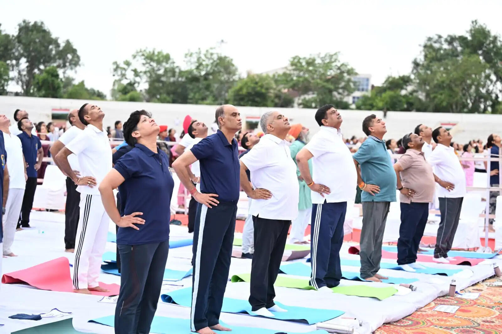 अलवर में अंतरराष्ट्रीय योग दिवस पर हजारों लोगों ने किया सामूहिक योगाभ्यास, नशामुक्ति का लिया संकल्प