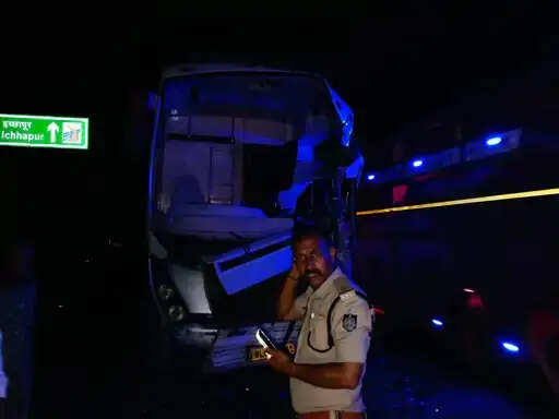 खंडवा हाईवे पर ट्रक, बस और कार की तिहरी भिड़ंत, छह यात्री घायल, ट्रक चालक के अचानक ब्रेक लगाने से हुआ हादसा