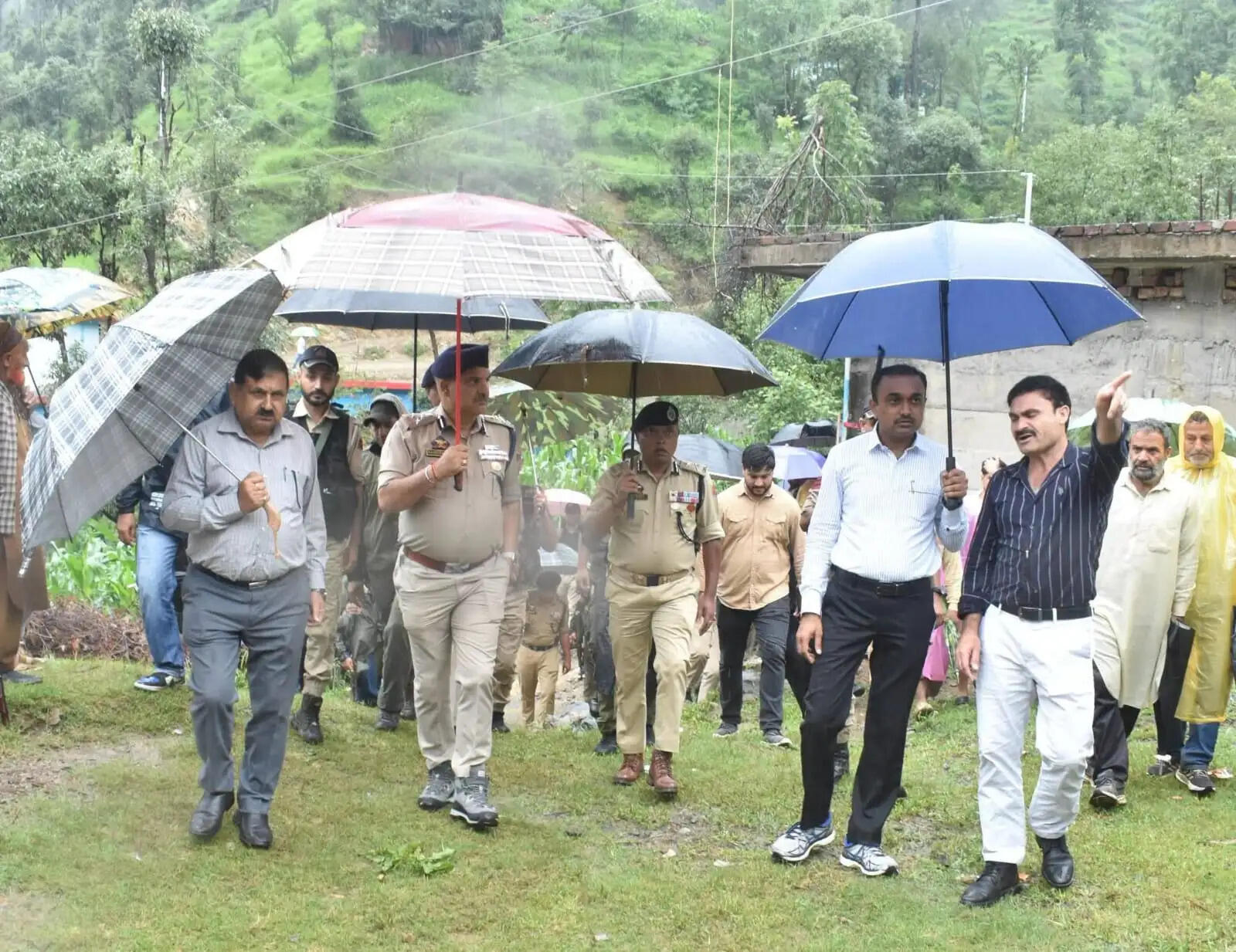 जम्मू के डिविज़नल कमिश्नर, आईजीपी जम्मू और सीनियर अधिकारियों ने पुंछ के दारा सांगला में चल रहे तलाश और बचाव अभियान का जायज़ा लिया