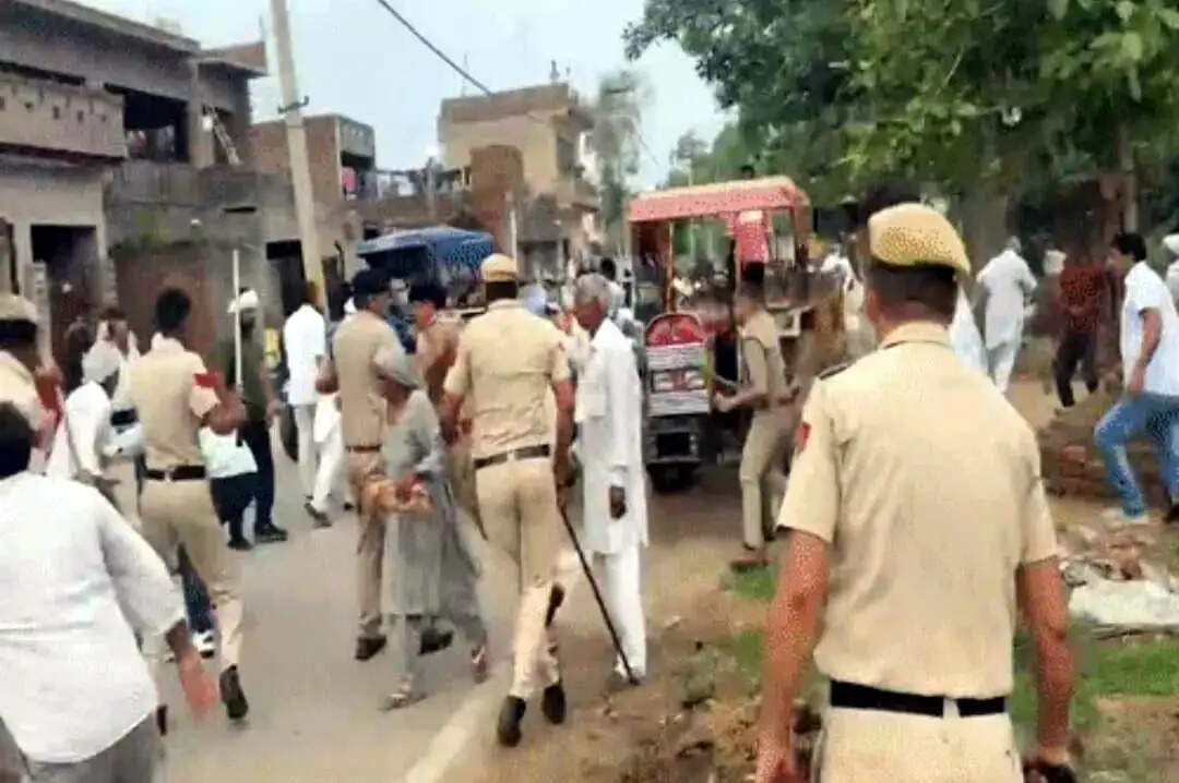 हांसी में सीएम के ध्वजारोहण से पहले पुलिस-प्रदर्शनकारियों में टकराव, कई घायल