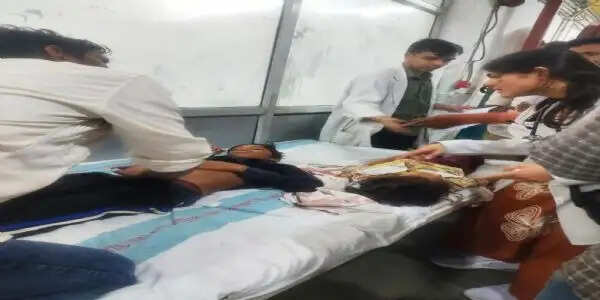 कन्याभोज में तेज रफ्तार कार ने लोगों को रौंदा,पांच बच्चों समेत सात घायल