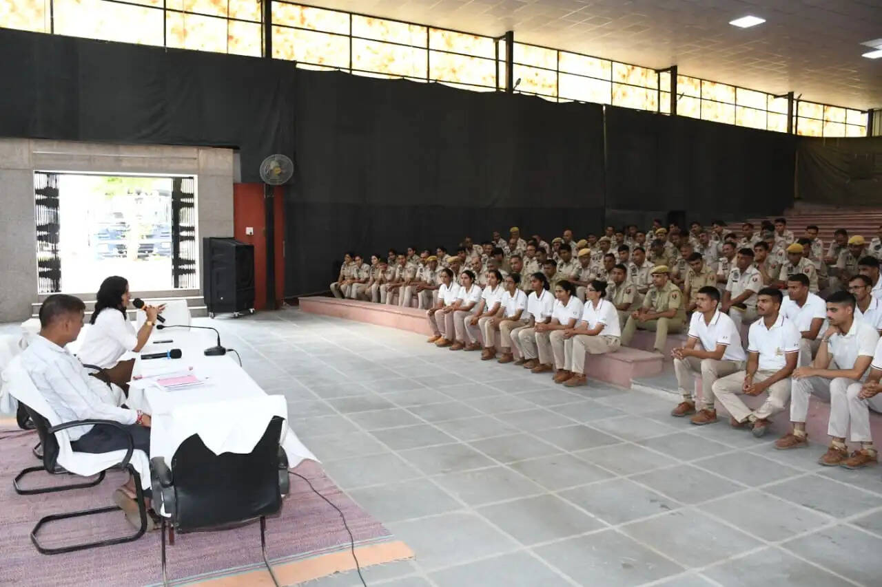 पुलिस लाइन में 200 पुलिसकर्मियों ने लिया युवा एवं खेल भावना जागरूकता कार्यक्रम में हिस्सा
