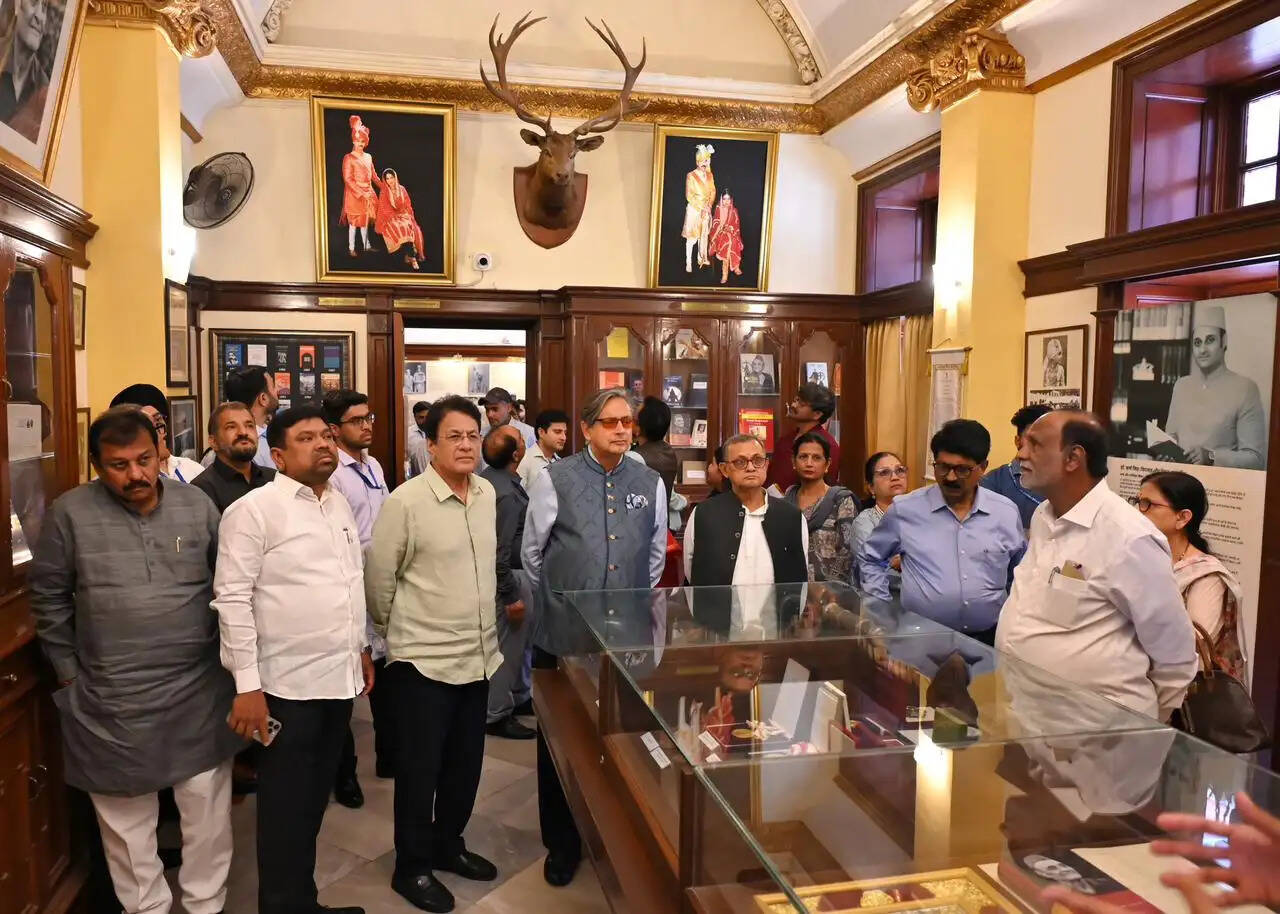 अमर महल म्यूजियम पहुंचे संसदीय समिति के सदस्य, विरासत संरक्षण की सराहना