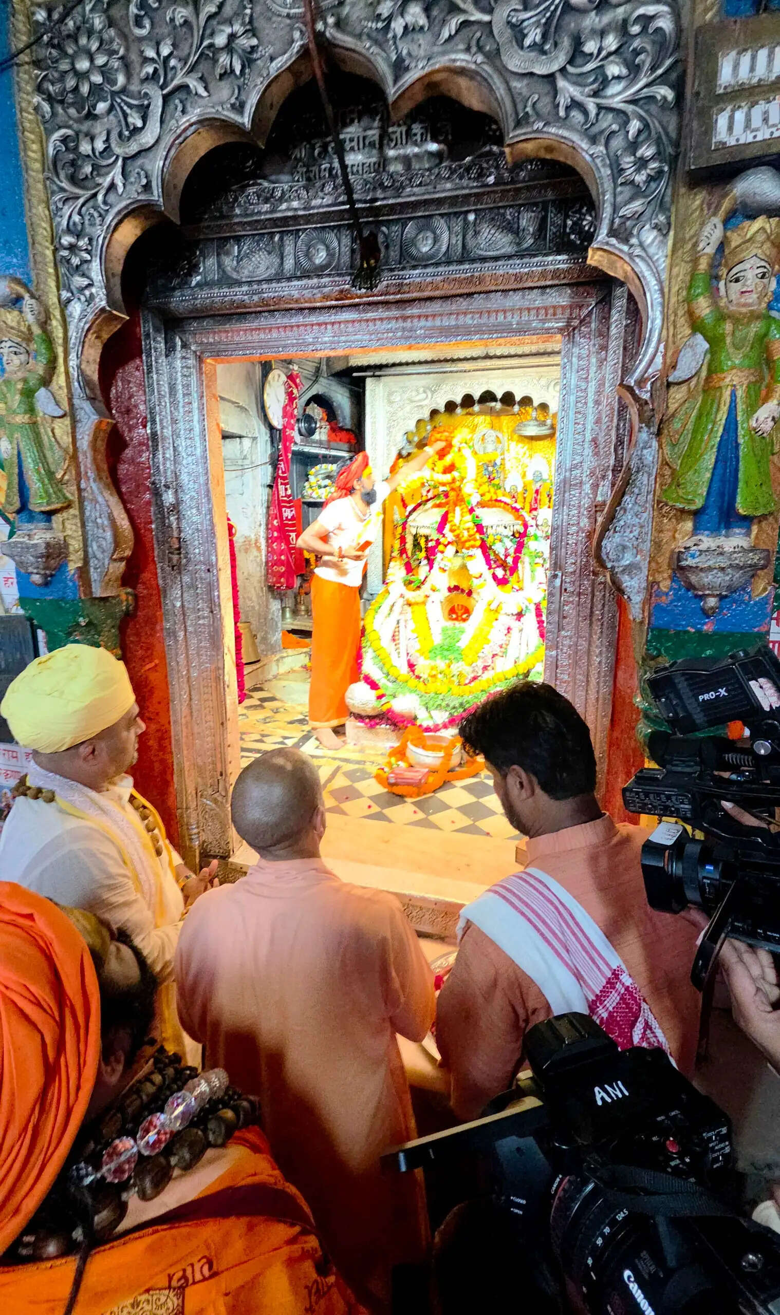 मुख्यमंत्री योगी ने हनुमानगढ़ी में लिया आशीर्वाद, रामलला के दरबार में टेका माथा