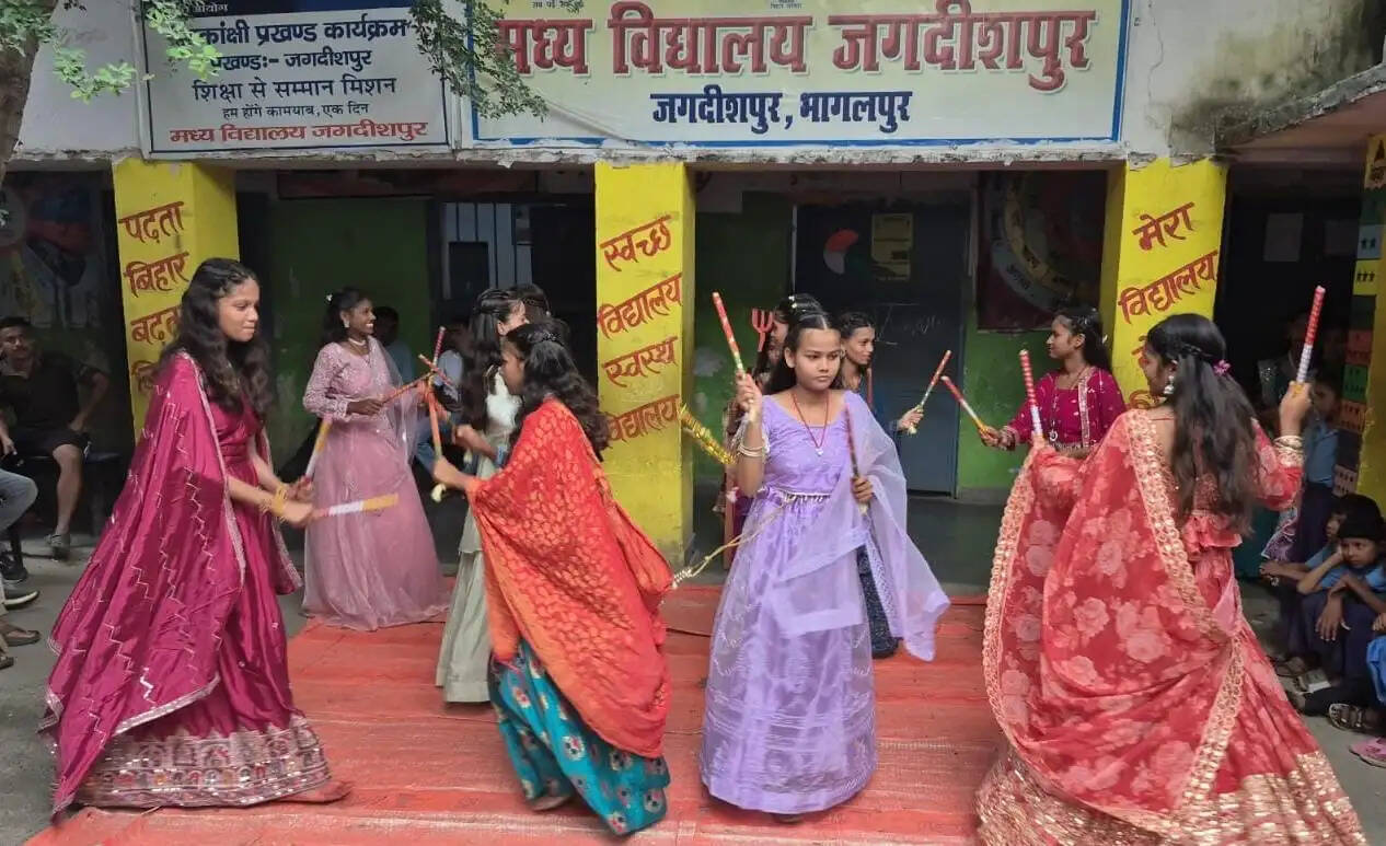 मध्य विद्यालय जगदीशपुर में धूमधाम से मनाया गया नवरात्रि उत्सव, बच्चों ने डांडिया और गरबा से बिखेरे संस्कृति के रंग