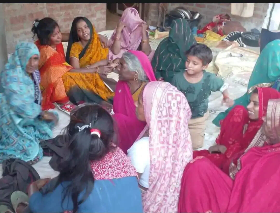 तेज रफ्तार डंपर की टक्कर से दो मजदूरों की मौत, तीन गंभीर घायल