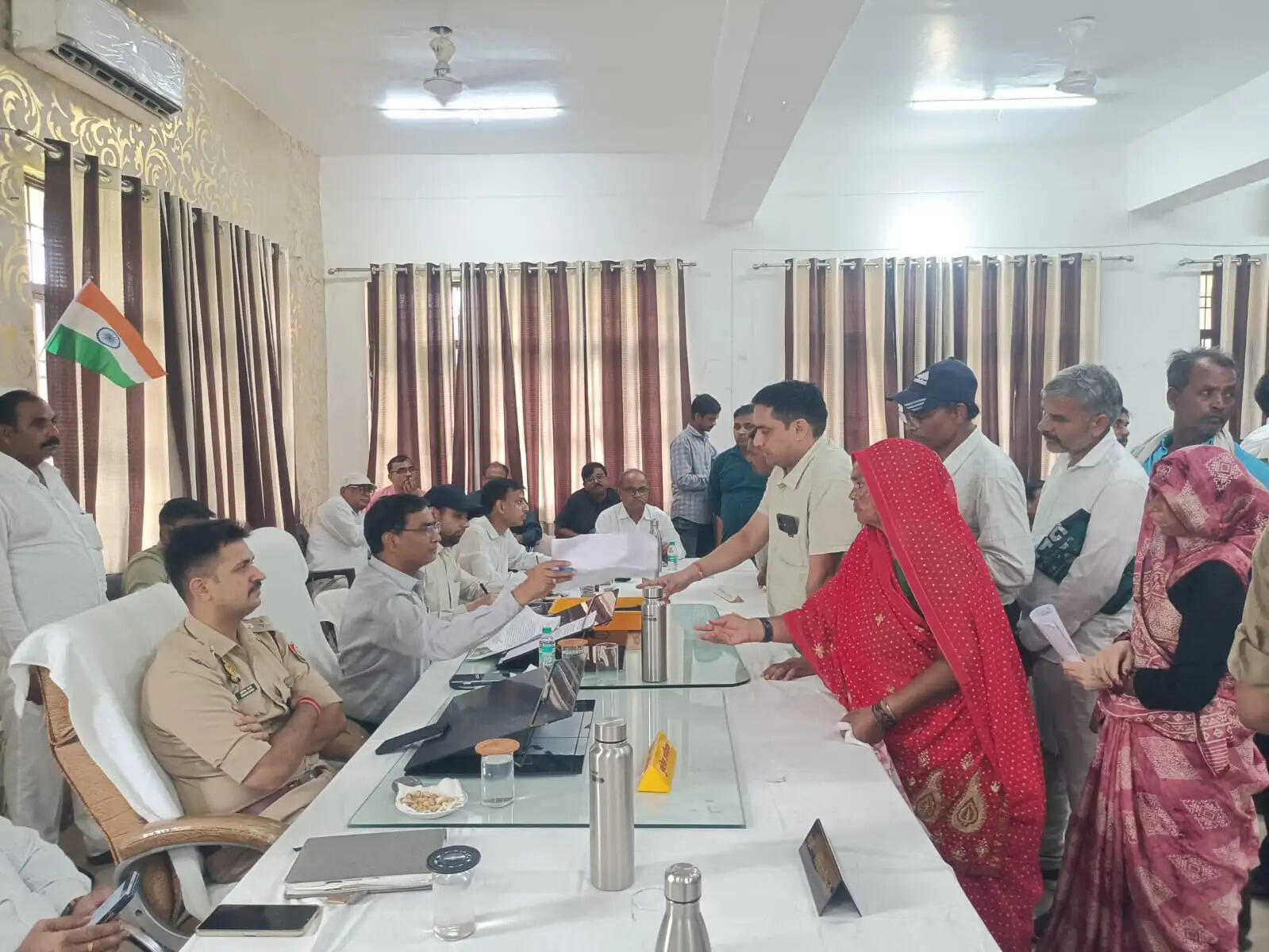 समाधान दिवस में&nbsp;कुल 80 शिकायतों में 14 का मौके पर निस्तारण