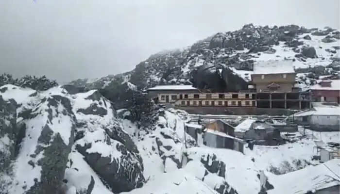 बर्फ की चादर में लिपटी शिरगुल महाराज की तपोस्थली चूड़धार