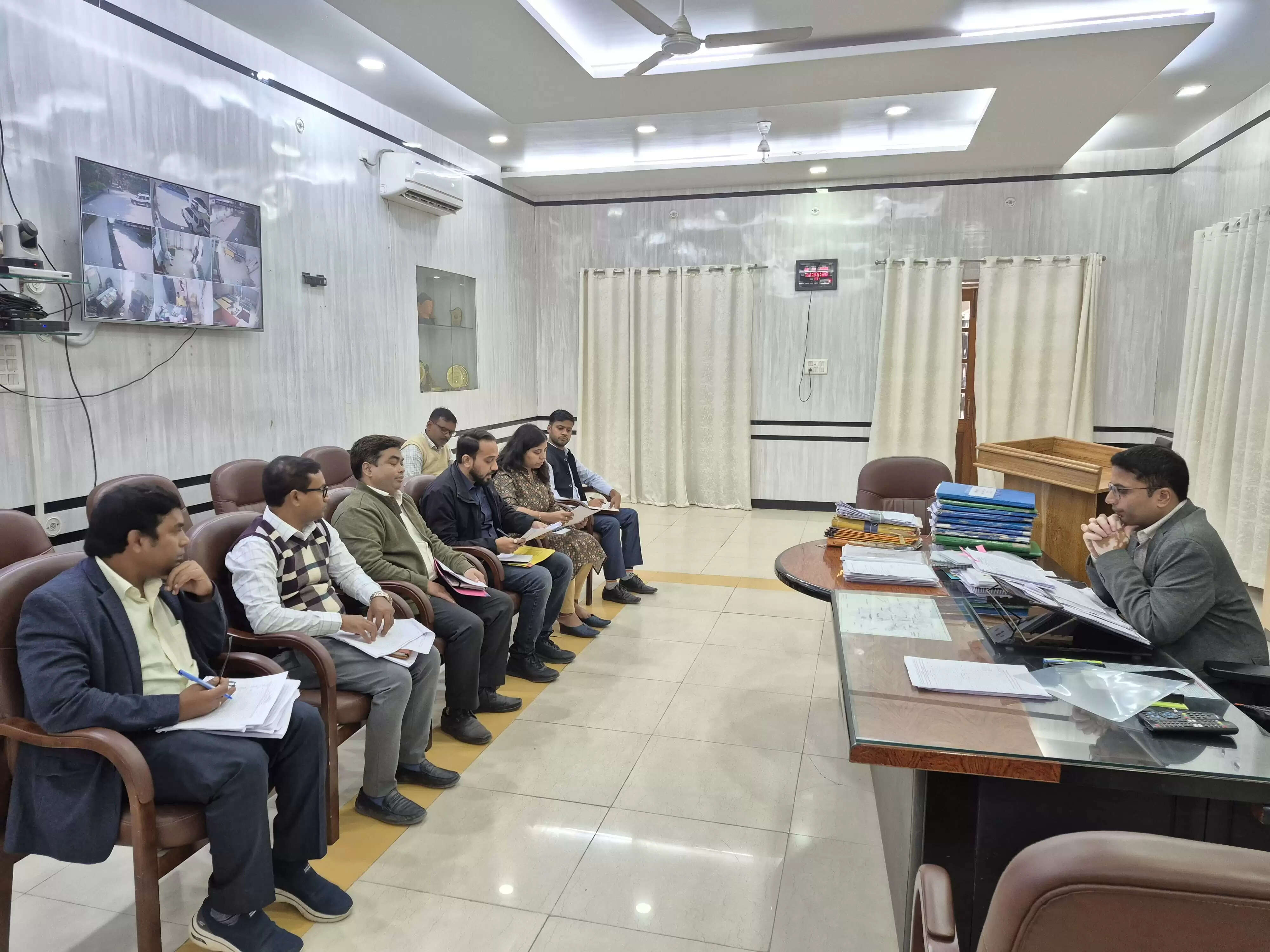 जिलाधिकारी ने ग्रामीण सड़क एवं पुल निर्माण कार्यों की समीक्षा की