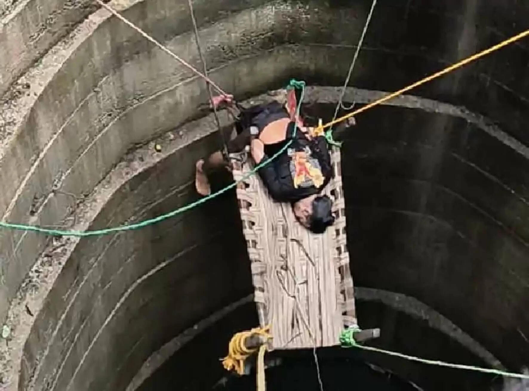 कुएं से गाय का बछड़ा निकालने गए ५ युवकों की जहरीली गैस से मौत, एक सुरक्षित बच निकला