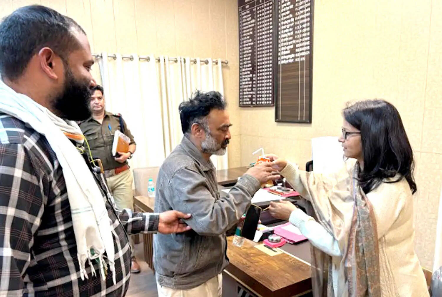 सिटी मजिस्ट्रेट ने जूस पिलाकर किया अनशन समाप्त