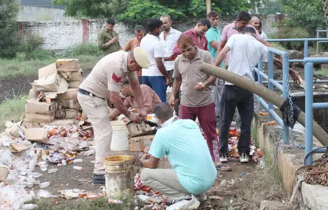 सोनीपत पुलिस ने 58 मामलों में जब्त 25 हजार लीटर शराब की नष्ट