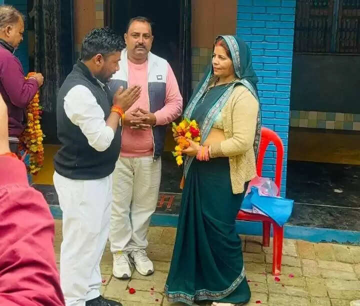 आईपीएल के क्रिकेटर प्रशांत वीर के माता पिता का अमेठी के यूथ कांग्रेसियाें ने किया सम्मान