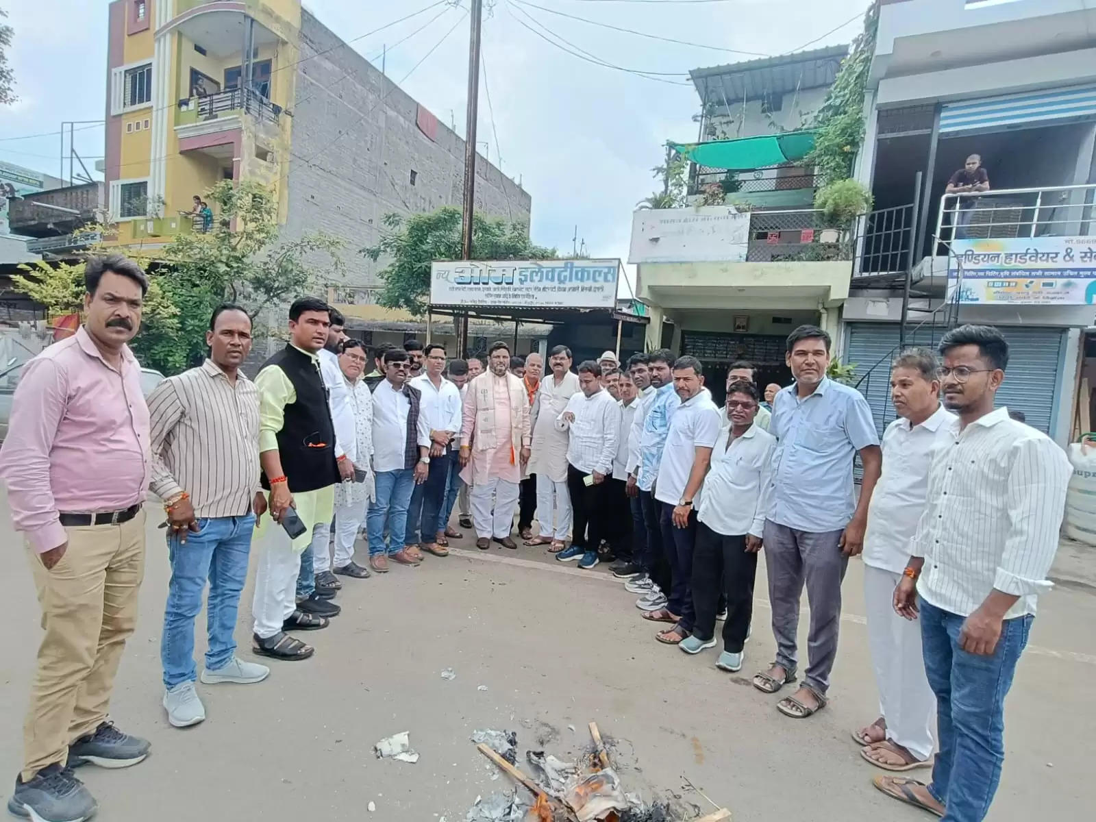 भाजपा प्रदेश अध्यक्ष के खिलाफ अमर्यादित टिप्पणी के विरोध में अनुसूचित जाति मोर्चा ने जलाया दिग्विजय सिंह का पुतला