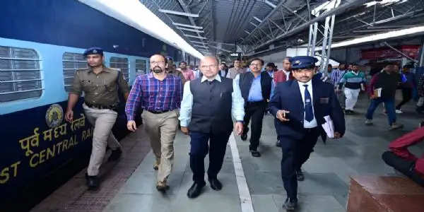 अमृत भारत योजना से वर्ल्ड क्लास बनने वाले बरौनी जंक्शन का जीएम ने किया निरीक्षण