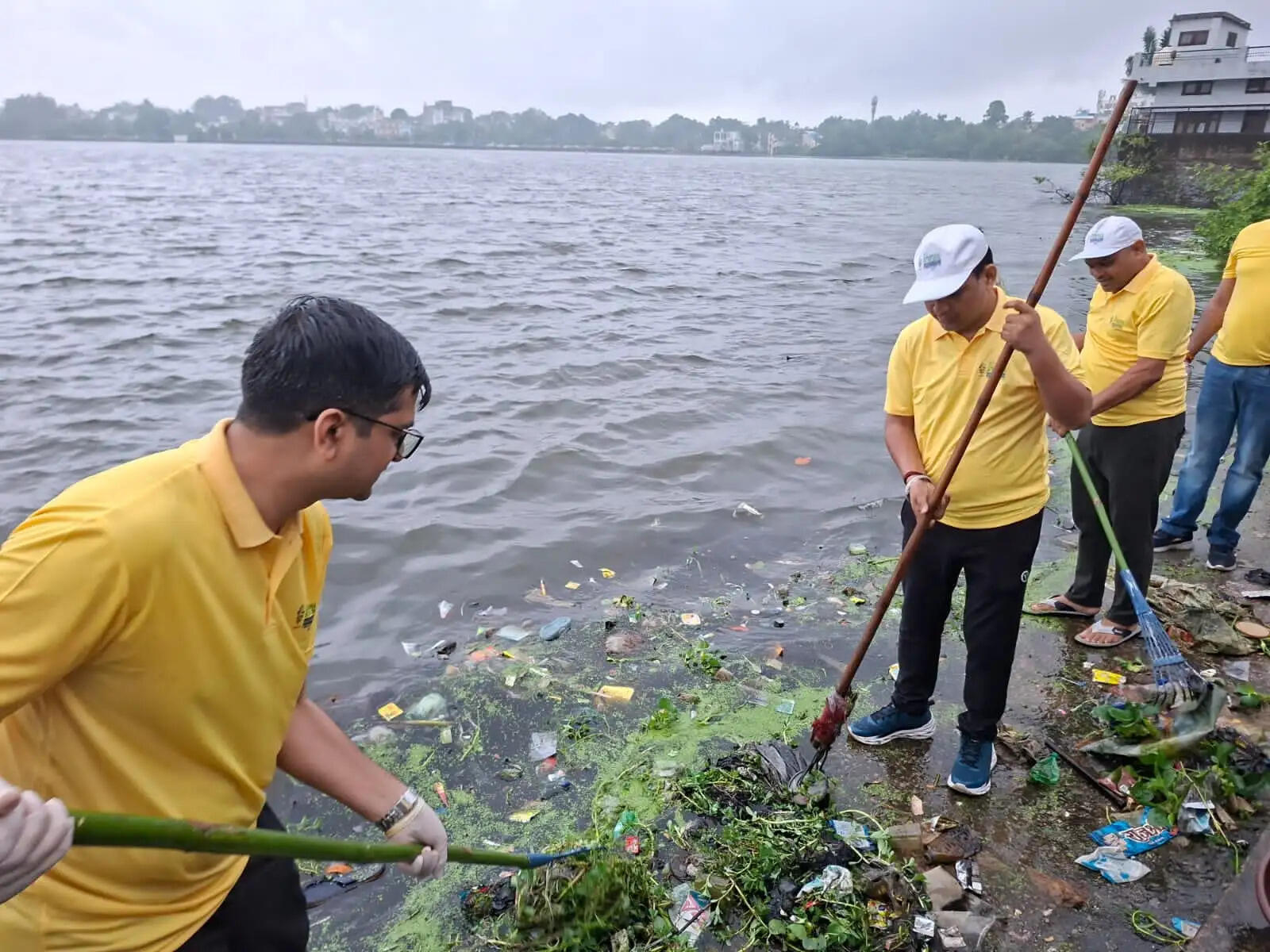 सेवा संकल्प अभियान में गूंजा स्वच्छता का संकल्प, महाराजबंध तालाब में हुआ श्रमदान