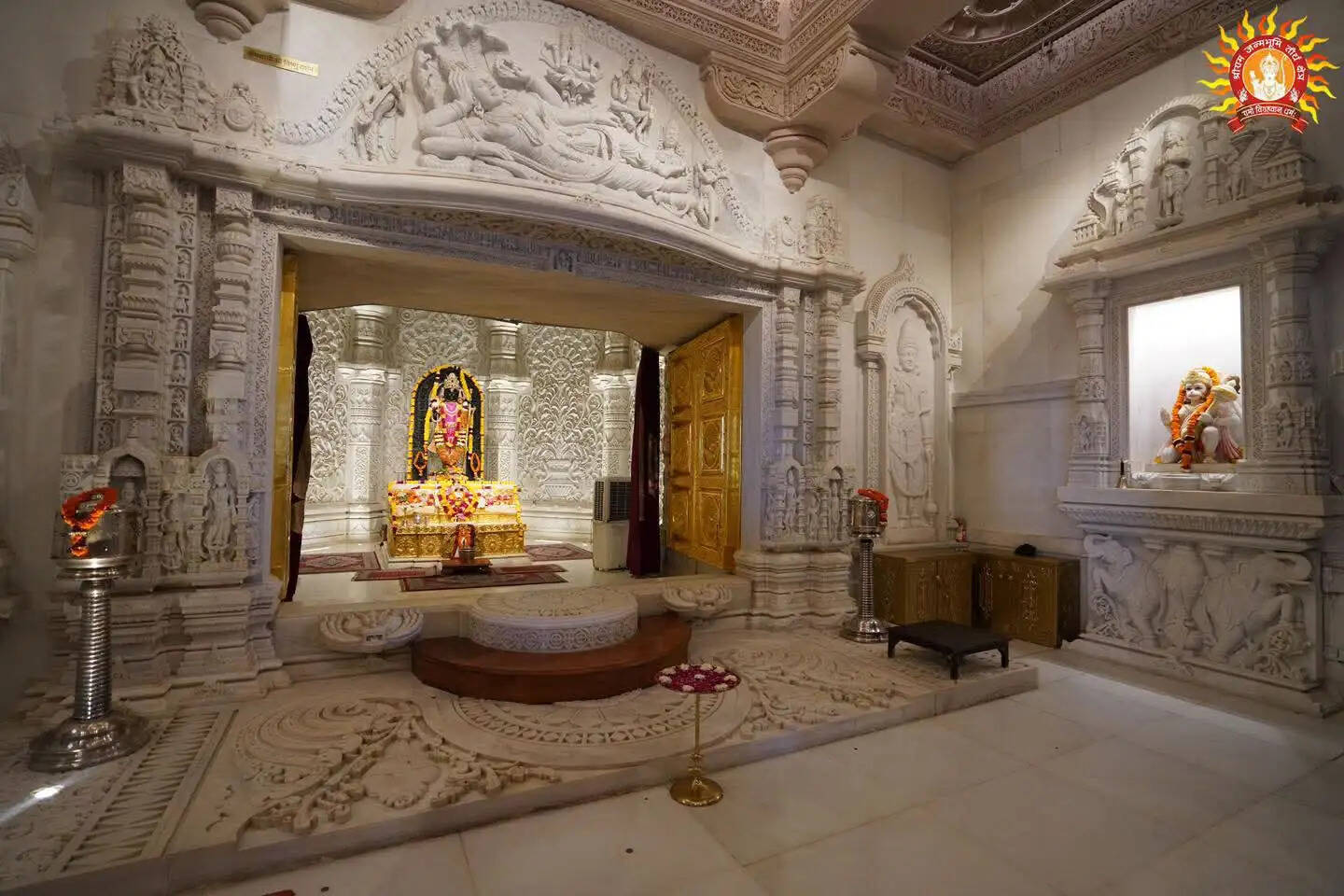 राम मंदिर के उत्तुंग शिखर पर लहरा रहा है अयोध्या का गौरवशाली राजध्वज सगर्व