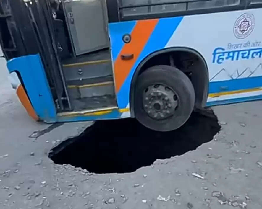 शिमला में सड़क धंसने का मामला: जीएसआई टीम ने किया घटनास्थल का निरीक्षण