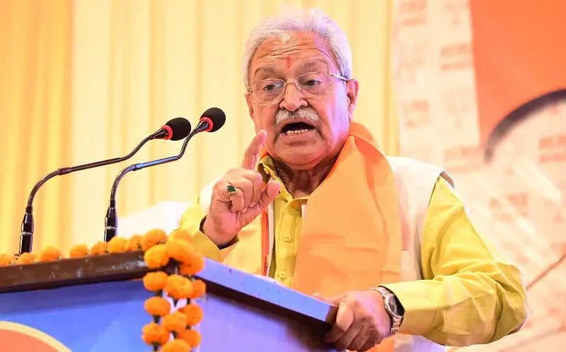 निजी हितों के लिए कांग्रेस ने किए संविधान में मनमाने संशोधनः लक्ष्मीकांत वाजपेयी