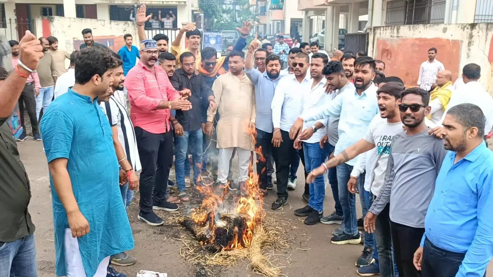 कांग्रेस नेता के बयान से आक्रोश, भाजपा युवा मोर्चा ने किया पुतला दहन