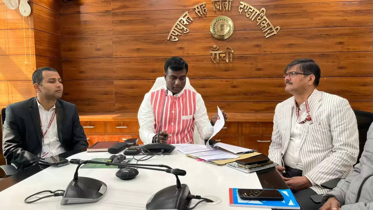 जेएसएससी सीजीएल–2023 से चयनित नव नियुक्त अंचल निरीक्षकों एवं कानूनगो ने उपायुक्त से की मुलाकात