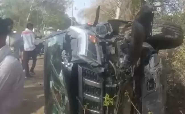 मप्र के टीकमगढ़ जिले में कार की टक्कर से चार लोगों की मौत