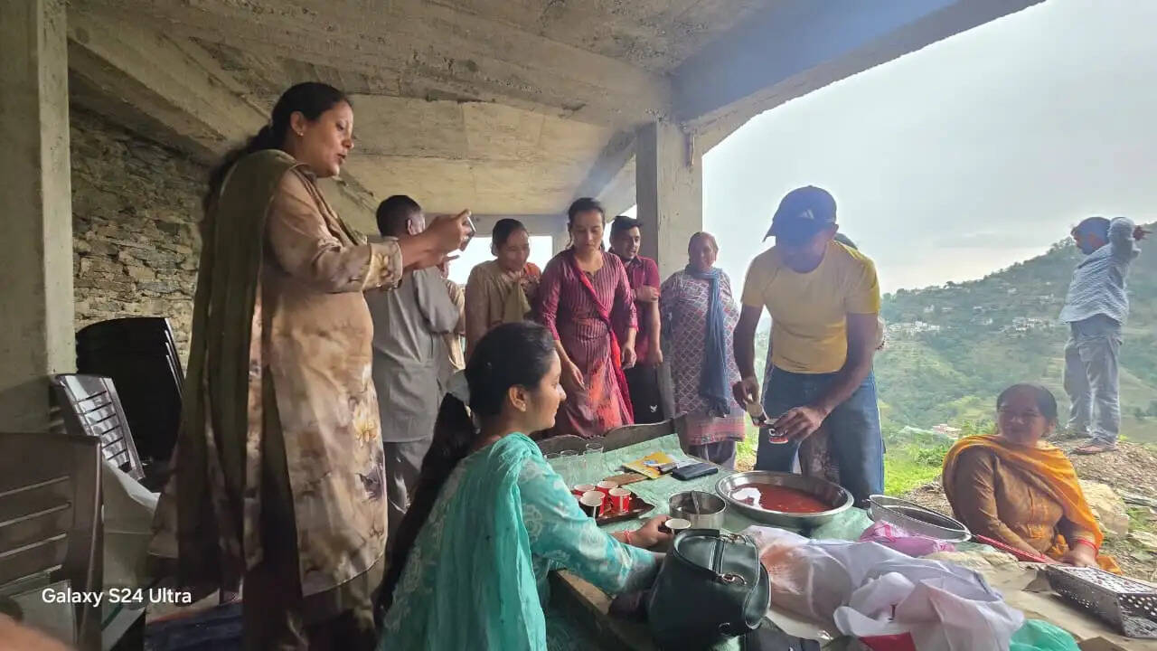 एचपी शिवा परियोजना के तहत खुगरांव क्लस्टर में किसानों को सिखाए प्लम प्रोसेसिंग के गुर