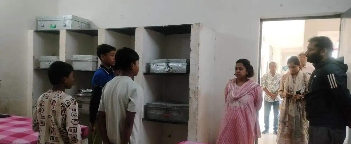 अम्बिकापुर : जिला पंचायत सीईओ ने दूरस्थ गांवों में परखी जनकल्याणकारी योजनाएं, निर्माण कार्यों में तेजी लाने के निर्देश