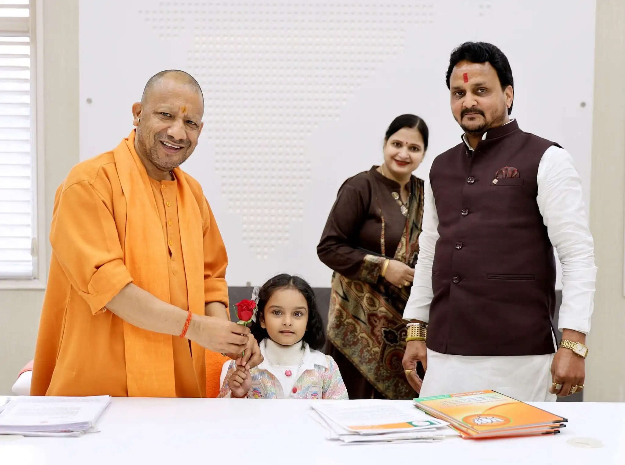 मुख्यमंत्री योगी से खैराबाद नगर पालिका अध्यक्ष ने की भेंट