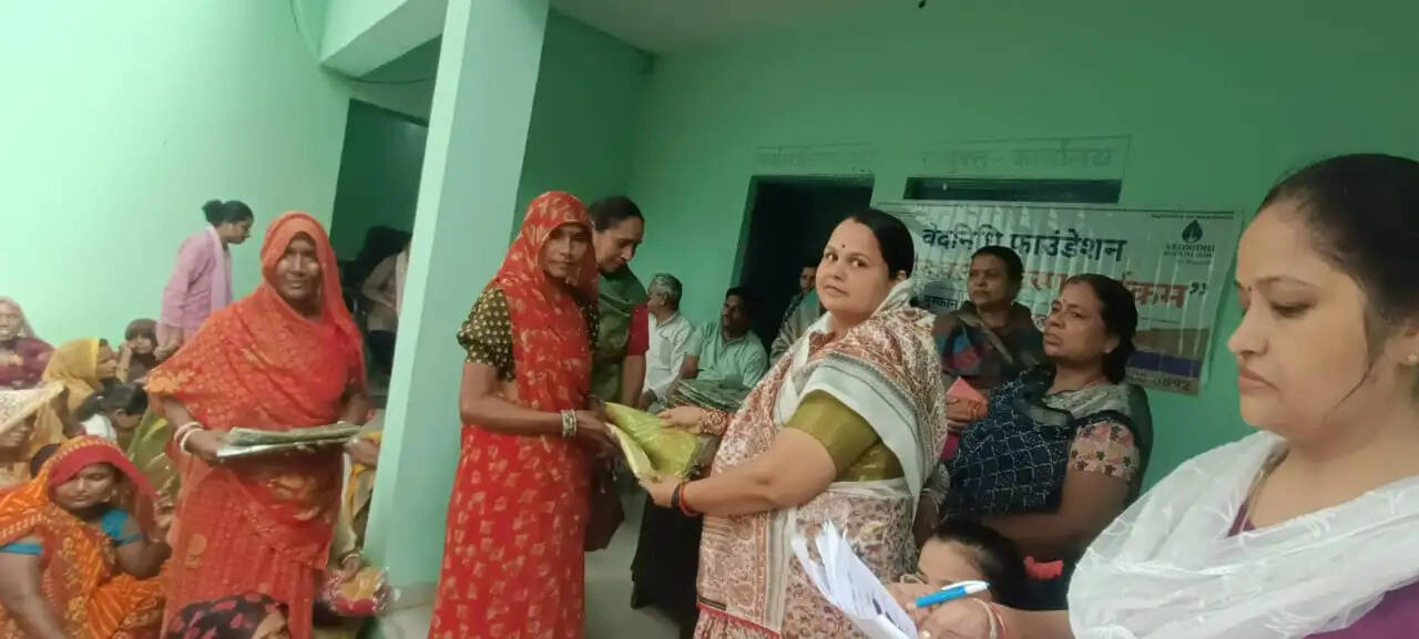 वेदनिधि फाउंडेशन ने जरूरतमंदों को बांटे वस्त्र