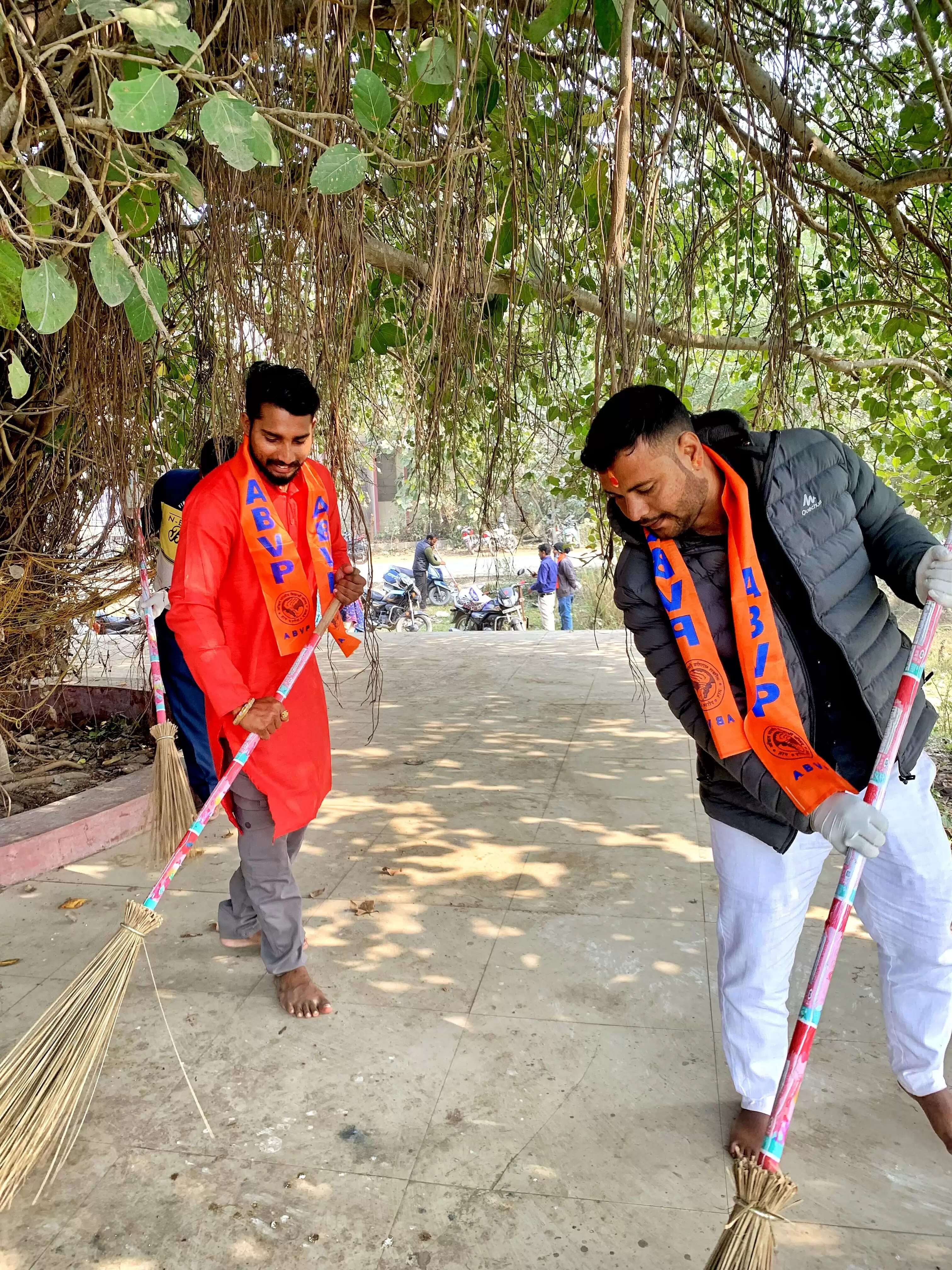 अभाविप कार्यकर्ताओं ने जेपीयू विश्वविद्यालय परिसर में चलाया स्वच्छता अभियान