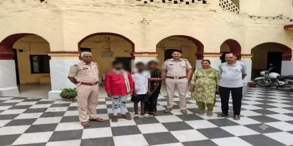 बिहार से इंदौरा पंहुचा नाबालिग बालक, पुलिस ने परिजनों के सुपुर्द किया