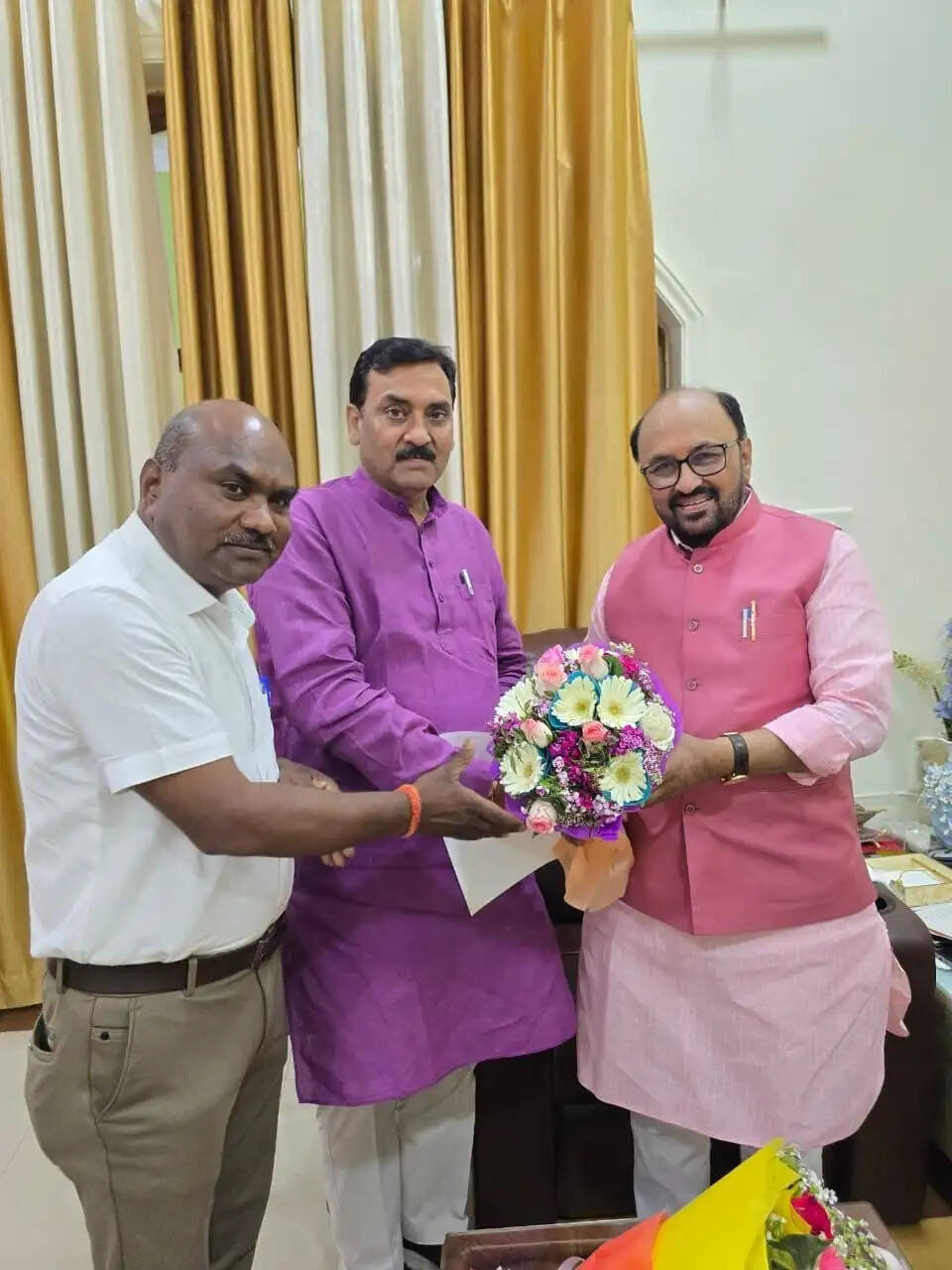 विवि-कालेज के शिक्षक व कर्मचारी नेता उच्च शिक्षा मंत्री से मिले, कैशलेस चिकित्सा सुविधा के लिए जताया आभार