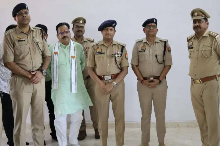 हाथरस में पुलिस ने चलाया मानव तस्करी के विरुद्ध जागरूकता अभियान