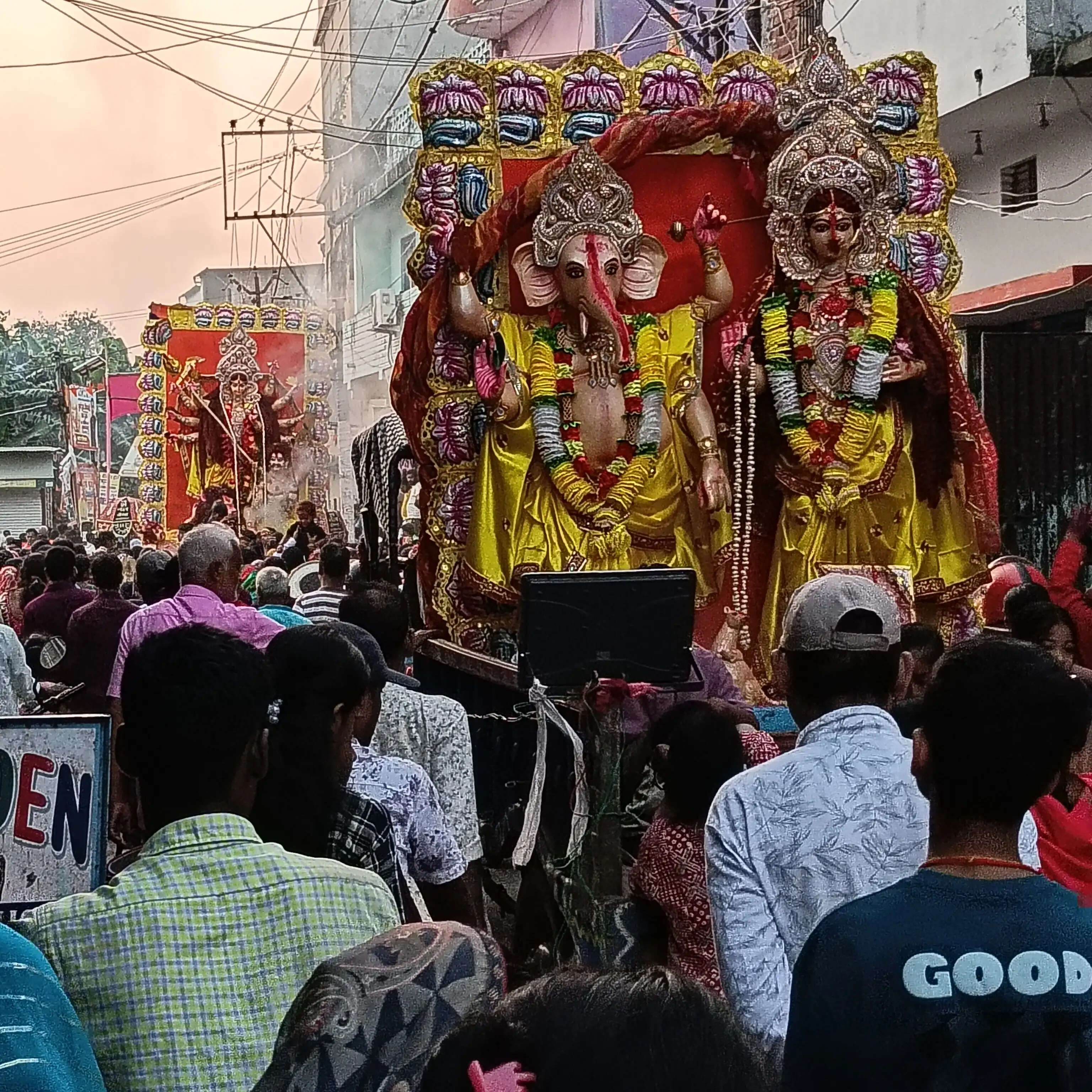 मां भगवती की प्रतिमा का ढोल बाजे के साथ शोभायात्रा जुलूस के साथ किया गया विसर्जन
