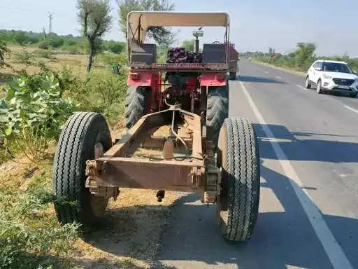 डंपर की टक्कर से सड़क के दूसरे किनारे जाकर गिरी ट्रैक्टर ट्राली, दो मजदूरों की मौत