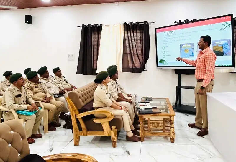 धारः नवीनीकृत ईको सेंटर का उद्घाटन, वृक्षारोपण एवं वन संरक्षण पर कार्यशाला संपन्न