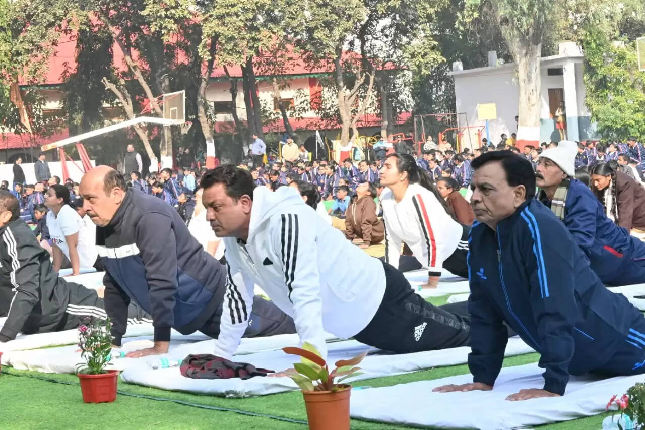 जबलपुरः उप मुख्यमंत्री देवड़ा ने विद्यार्थियों के साथ सूर्य नमस्कार और प्राणायाम किया