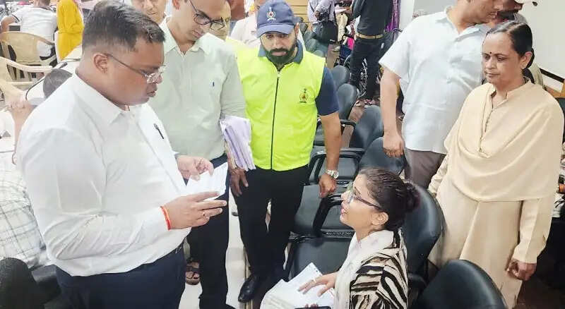 इंदौरः जनसुनवाई में कलेक्टर ने सुनी आमजन की समस्याएं, किया त्वरित निराकरण