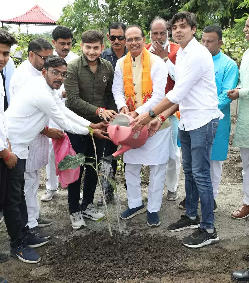 मुख्यमंत्री चौहान ने नागरिकों के साथ रोपे बेलपत्र, बरगद और गुलमोहर के पौधे
