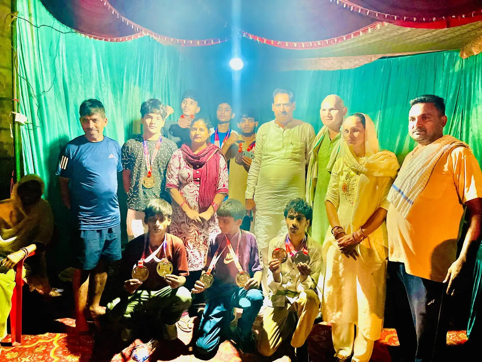 हिसार पहुंचने पर ग्रैपलिंग टीम धुरंधर का जोरदार स्वागत