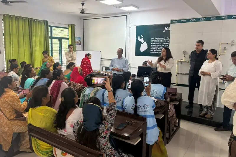 मप्र में अमृत मित्र महिलाएं अब जल वितरण प्रणाली में करेंगी लीकेज डिटेक्शन एवं रिपेयर का कार्य