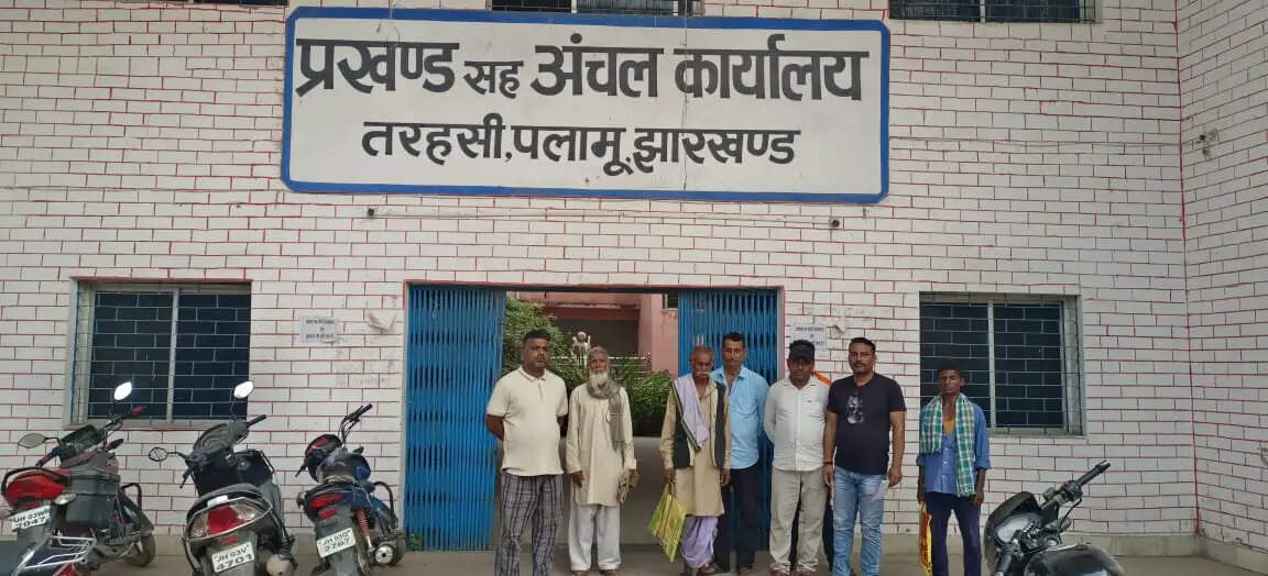 पंजी टू में छेड़छाड़ कर खानदानी जमीन का दूसरे के नाम खोला गया डिमांड