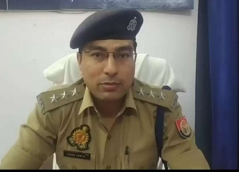 अलमारी में रखी रिवाल्वर की सफाई के दौरान महिला को लगी गोली