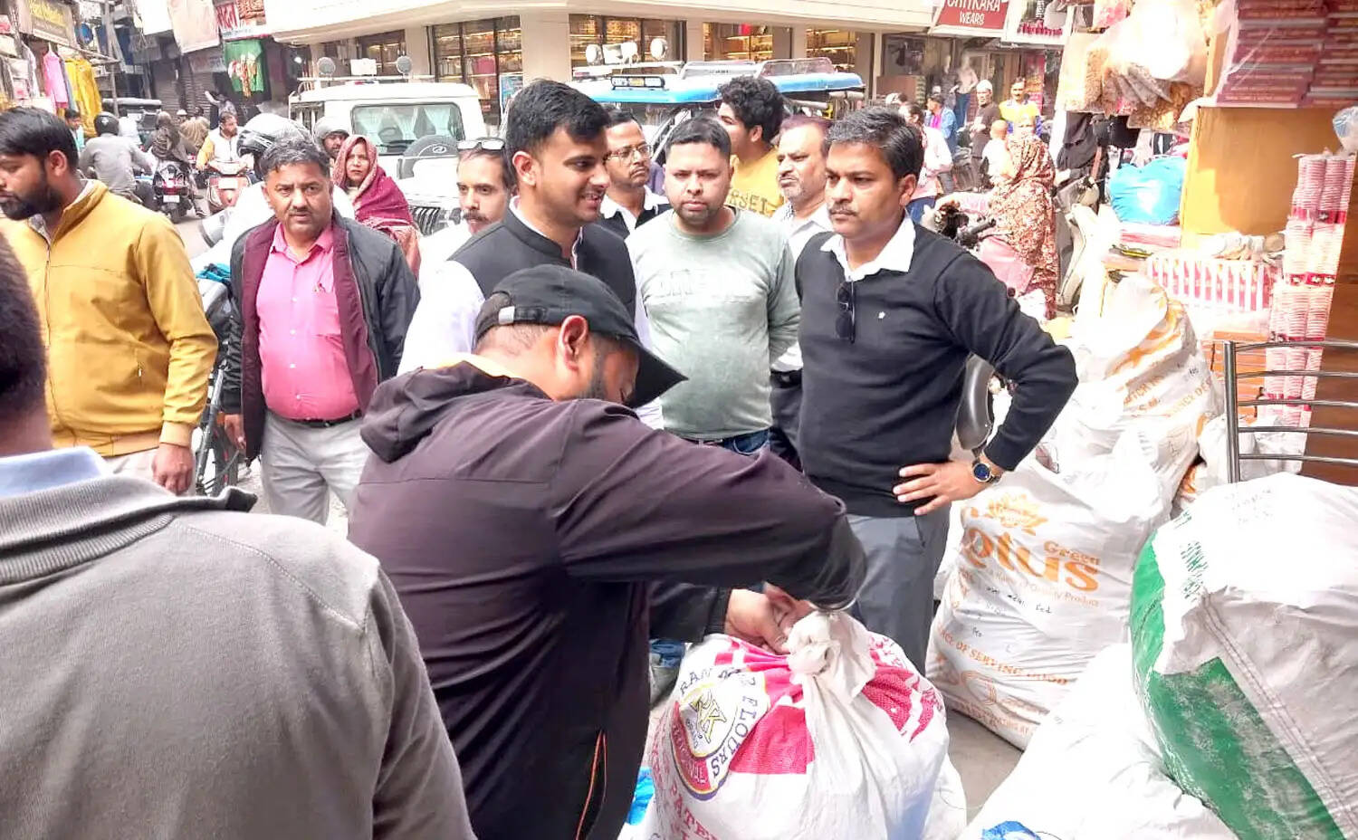 अनाधिकृत प्लास्टिक के बैग की विक्रय व भंडारण पर प्रशासन की कार्यवाही