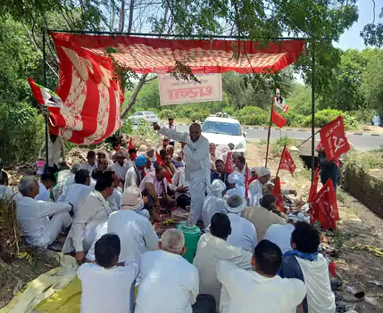 हिसार : टेल पर नहीं पहुंचा पानी ताे किसानों ने दिया धरना