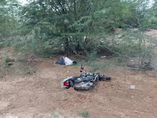 अज्ञात वाहन की टक्कर से युवक की मौत, रातभर सडक़ किनारे पड़ा रहा शव