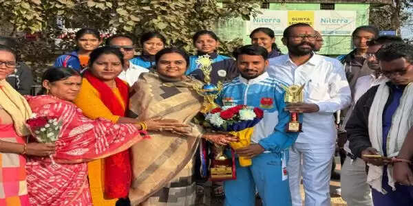 राष्ट्रीय बैडमिंटन प्रतियोगिता में स्वर्ण पदक जीतने वाले नरेन्द्र कुमार का कुरूद में हुआ स्वागत