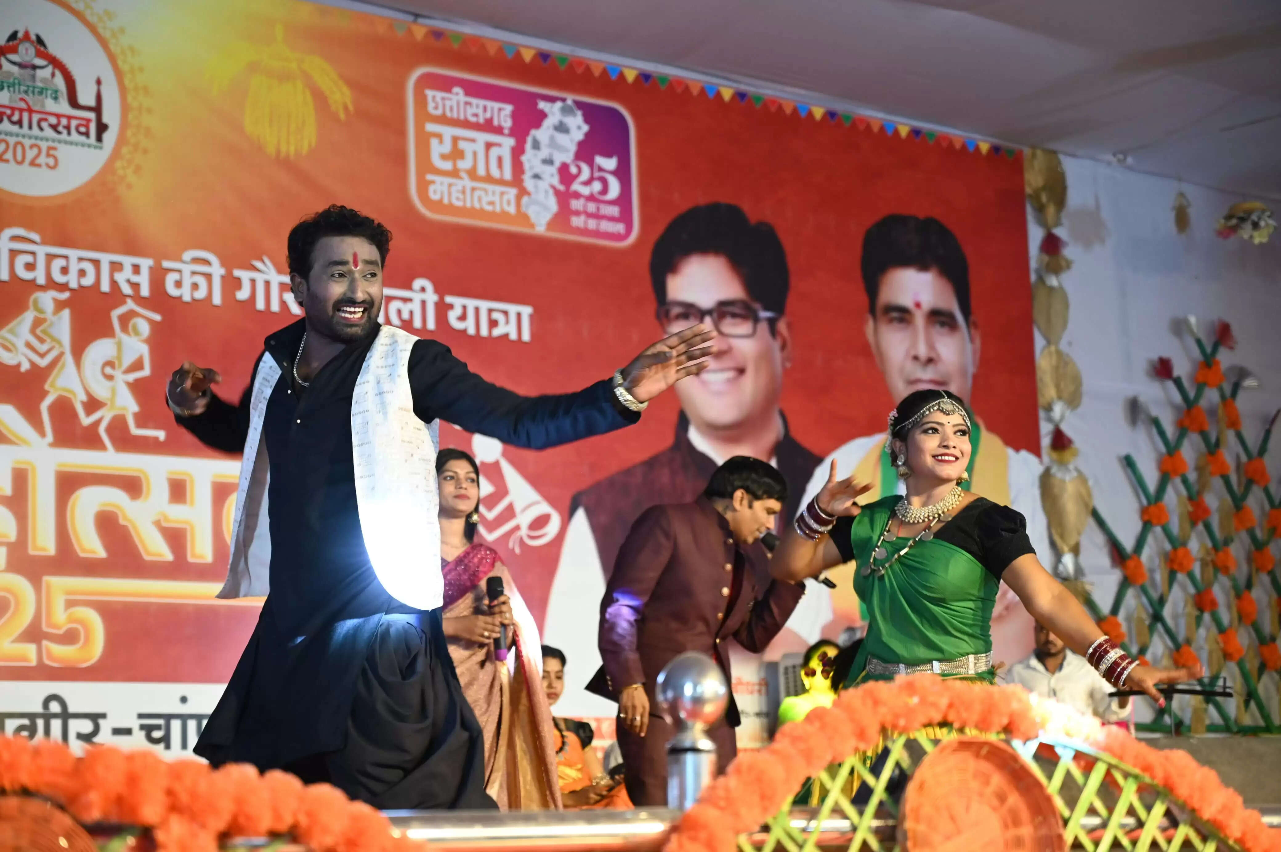 जांजगीर-चांपा : लोकगायक सुनील सोनी की प्रस्तुति से गूंज उठा राज्योत्सव मंच